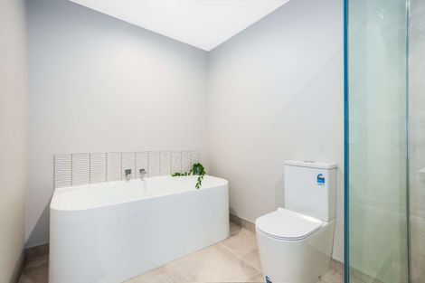 Photo of property in 2/7 Grays Road, Plimmerton, Porirua, 5026