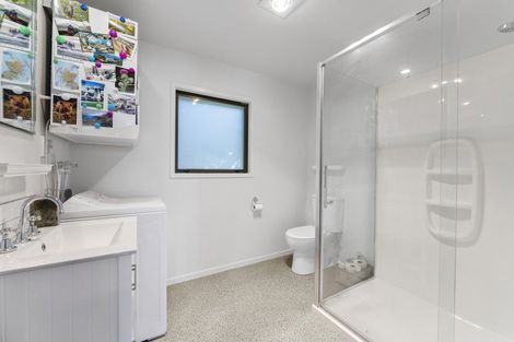 Photo of property in 2 Earle Place, Acacia Bay, Taupo, 3330
