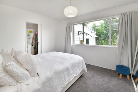 Photo of property in 18 Walton Street, Red Beach, 0932