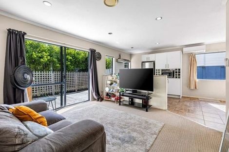 Photo of property in 71 Kemp Road, Massey, Auckland, 0614