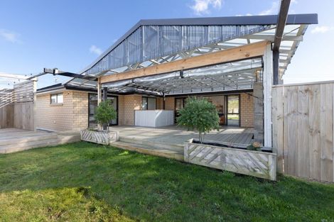 Photo of property in 17 Cyprus Place, Fitzherbert, Palmerston North, 4410