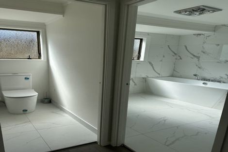 Photo of property in 1 Elsted Place, Goodwood Heights, Auckland, 2105