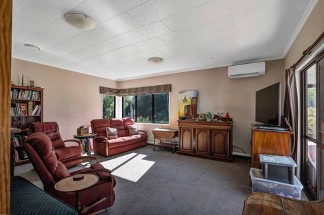 Photo of property in 44 Rawhitiroa Road, Eltham, 4322