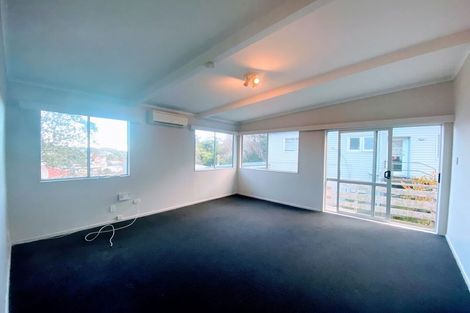 Photo of property in 8 Gahagan Way, Newlands, Wellington, 6037
