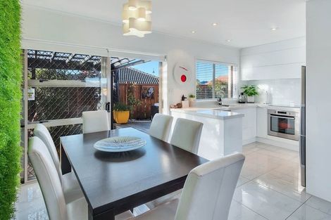 Photo of property in 15 Russett Grove, Henderson, Auckland, 0612