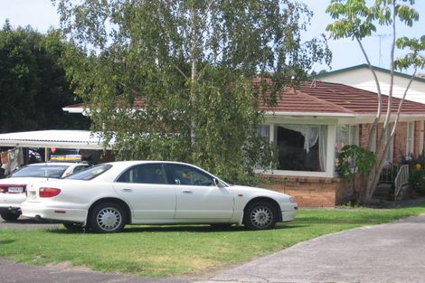 Photo of property in 2/17 Woodall Place, Totara Vale, Auckland, 0627