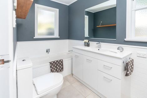 Photo of property in 16 Omega Street, Newlands, Wellington, 6037