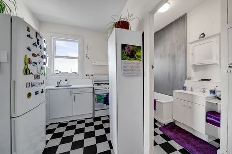 Photo of property in Devonport Apartments, 50/127 Saint Aubyn Street, New Plymouth, 4310