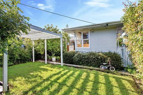 Photo of property in 15 Kingdale Road, Henderson, Auckland, 0610