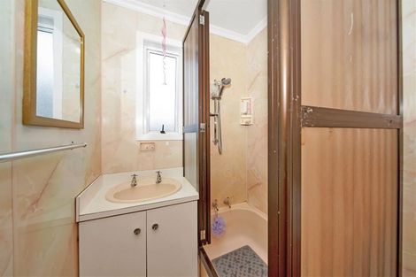 Photo of property in 10 Robbins Crescent, Hawera, 4610