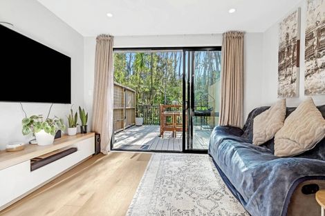 Photo of property in 27 Tokai Place, Glen Eden, 0602