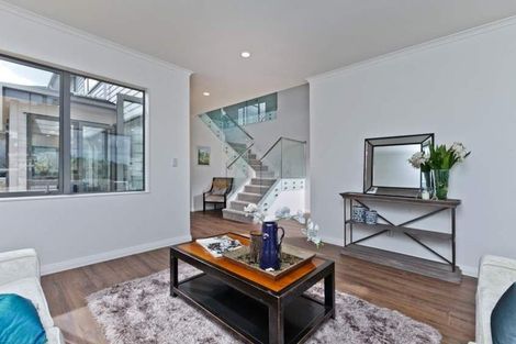 Photo of property in 10 Syd Grant Crescent, Orewa, 0931