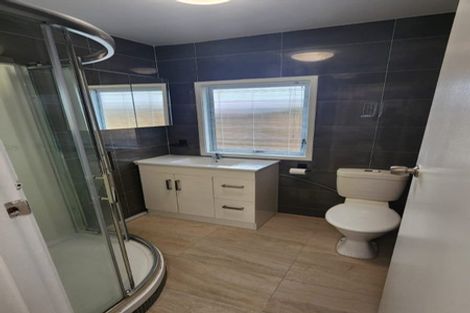 Photo of property in 623 Glenfield Road, Totara Vale, Auckland, 0629