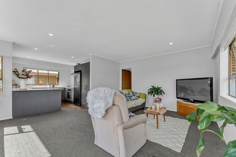 Photo of property in 17 Edgewater Parade, Waiuku, 2123