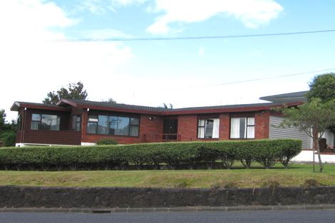 Photo of property in 2/2 Kowhai Road, Campbells Bay, Auckland, 0630