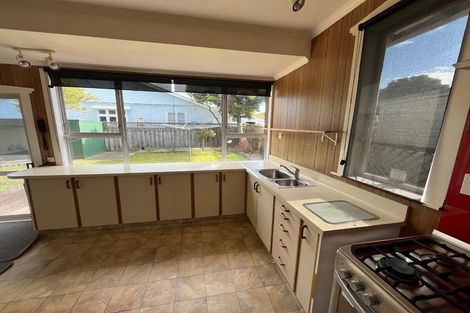 Photo of property in 21 Puru Crescent, Lyall Bay, Wellington, 6022