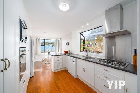 Photo of property in 2 Griffiths Grove, Newlands, Wellington, 6037