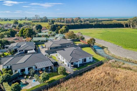 Photo of property in 32 Heynes Place, Clive, 4102