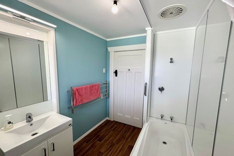 Photo of property in 23 Paynters Avenue, Strandon, New Plymouth, 4312