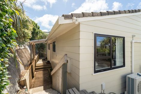 Photo of property in 31 Cheltenham Terrace, Newlands, Wellington, 6037