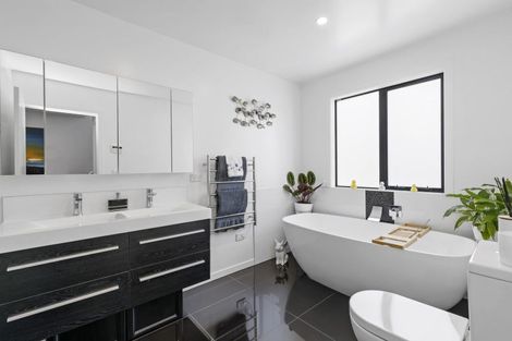 Photo of property in 32 Lanyon Place, Whitby, Porirua, 5024