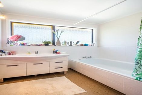 Photo of property in 28 Glamorgan Drive, Torbay, Auckland, 0630