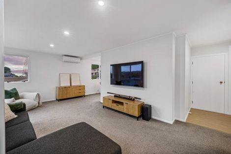 Photo of property in 24 Halloran Place, Massey, Auckland, 0614