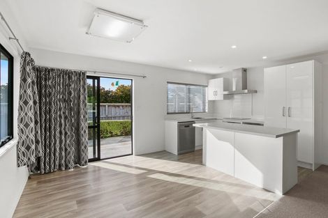 Photo of property in 11 Heta Road, Highlands Park, New Plymouth, 4312