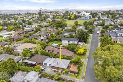 Photo of property in 2/9 Paruru Avenue, Northcote, Auckland, 0627