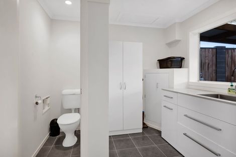 Photo of property in 21 Longview Drive, Merrilands, New Plymouth, 4312