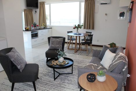 Photo of property in 41a Tamworth Crescent, Newlands, Wellington, 6037