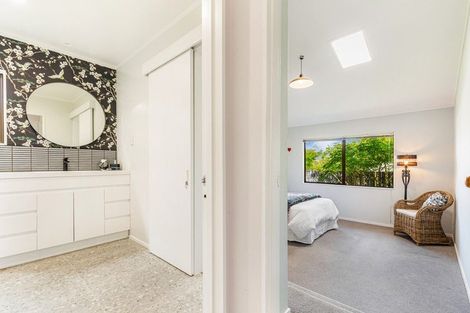 Photo of property in 8 Gregg Place, Sunnyvale, Auckland, 0612