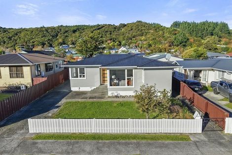Photo of property in 40 Momona Street, Wainuiomata, Lower Hutt, 5014
