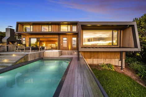 Photo of property in 81 Piha Road, Piha, 0772