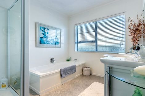 Photo of property in 3 Papawai Grove, Waikanae, 5036