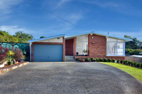 Photo of property in 2 Castleford Street, Green Bay, Auckland, 0604