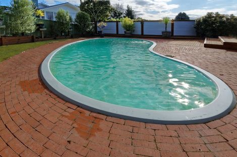 Photo of property in 2 Castleford Street, Green Bay, Auckland, 0604