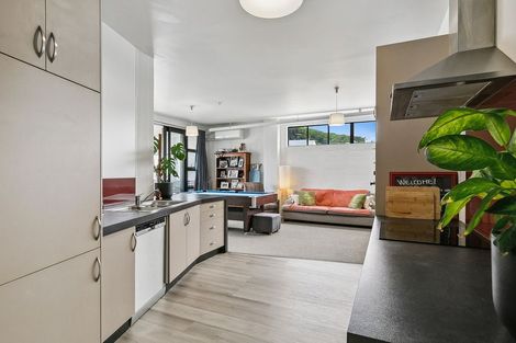 Photo of property in Endeavour Apartments, 18/125u Thorndon Quay, Pipitea, Wellington, 6011