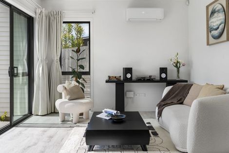 Photo of property in 562a Beach Road, Rothesay Bay, Auckland, 0630