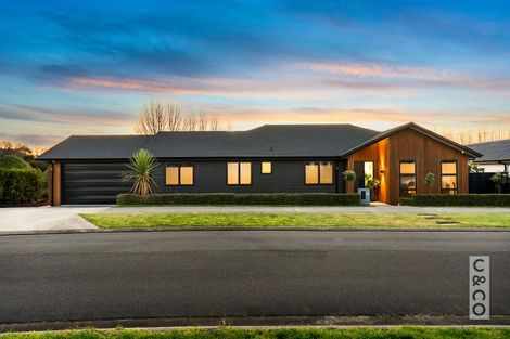 Photo of property in 21 Vogwill Road, Kumeu, 0810