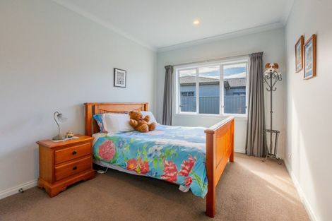 Photo of property in 32 Heynes Place, Clive, 4102