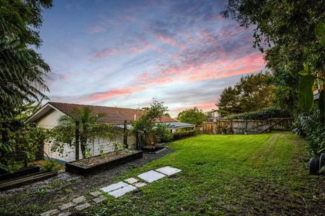 Photo of property in 15 Arde Place, Massey, Auckland, 0614