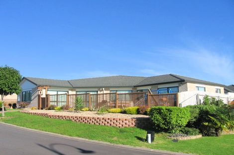 Photo of property in 33 Fleetwood Drive, Henderson, Auckland, 0612