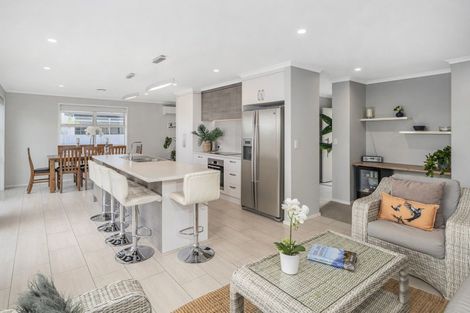 Photo of property in 17 Mermaid Place, Whitianga, 3510