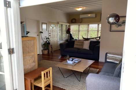 Photo of property in 1/130 Sunset Road, Unsworth Heights, Auckland, 0632