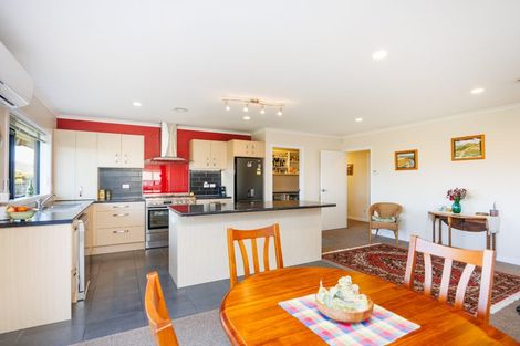 Photo of property in 12 Ron Place, Fitzherbert, Palmerston North, 4410