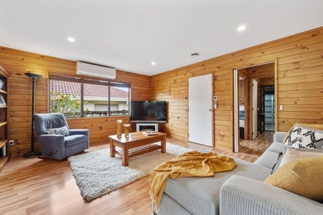 Photo of property in 18 Lochend Place, Highland Park, Auckland, 2010