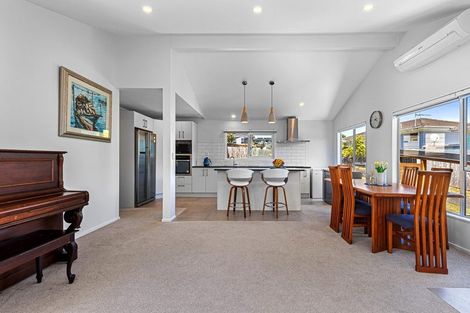 Photo of property in 2/140 Lynn Road, Bayview, Auckland, 0629