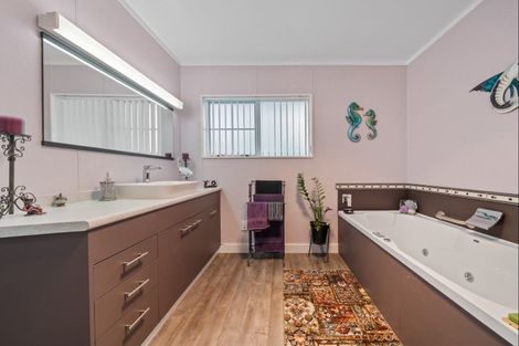 Photo of property in 33 Heta Road, Highlands Park, New Plymouth, 4312