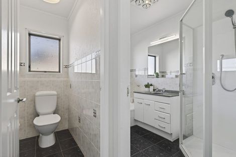 Photo of property in 60 Heta Road, Highlands Park, New Plymouth, 4312